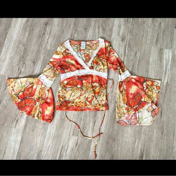 V-neck blouse defining femininity w/its flowery print, lace & flowing sleeves - Picture 14 of 16